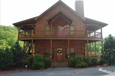 Image de Elite Mountain Top Cabin! 4bdrm / 4bath. Spa avec vue sur la montagne. Enveloppez les porches