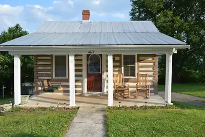 Image de Quaint historique Log Cabin surplombant la rivière James.