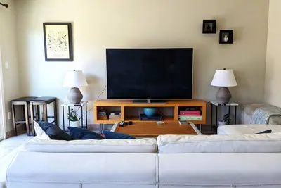 Image de 4br moderne; Convention Ctr ~ 2mi; Jardin / terrasse / bar en plein air; Ac, W / D, 4 voitures de stationnement!