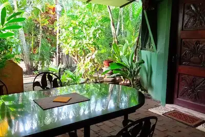 Image de Dôme géodésique avec cuisine et A / C, 1 bloc de la plage