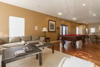 Image de Large + Confortable! Très bien situé! Capacité d'accueil 14