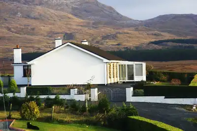 Maison vue lac. Une base parfaite pour visiter l'ouest de l'Irlande.