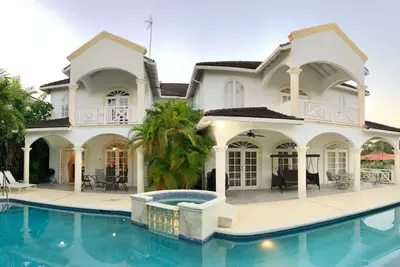 Image de Belle maison de vacances spacieuse avec piscine privée près de Sandy Lane