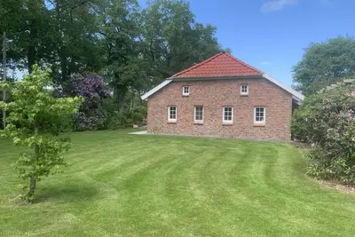 Image de Modernisé ferme près de Oldenburg avec un beau jardin à la campagne