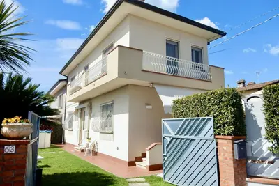 Image de Délicieuse villa jumelée avec piscine en Versilia, Toscane à 3 km de la mer.