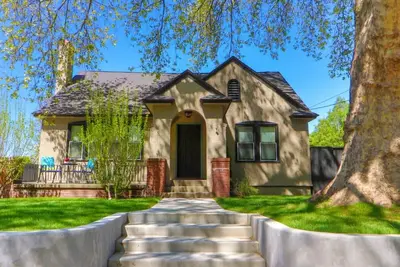 Image de Incroyable nouvelle maison exécutive - en face du parc Pioneer
