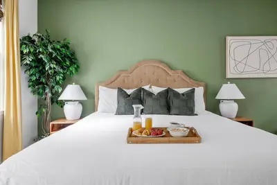 Image de Dream Weaver (Suite B) - Centre-ville historique - à seulement 3 pâtés de maisons de King Street