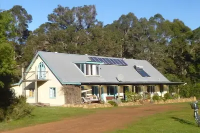 Image de The Straw House, immense ferme familiale accueillant les animaux domestiques
