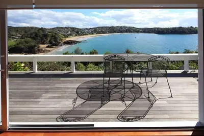Magnifique maison de plage sur la baie d'Oneroa