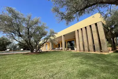 Image de Villa de 450 m2 sans vis à vis, piscine chauffée et personnel. 8 à 12 personnes.