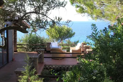 Image de Villa En Mer Avec Piscine EXTÉRIEURE Et ACCÈS PRIVÉ À La Mer