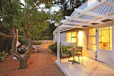 Image de Perle cachée dans un emplacement exclusif avec une grande piscine et un jardin