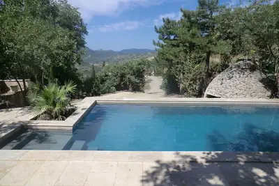 Image de mazet entre piscine tilleuls et borie à la roche sur le buis