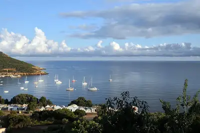 Location dans maison 2 à 8 pers. 130m2, terrasse 70m2 sur golfe, plage à 300m.