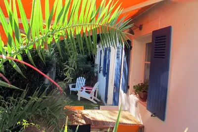Biarritz Centre, ravissante petite maison de plain pied & son jardin ensoleillé.