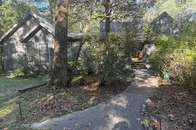 Image de Retiré Log Cabin près de l'Université du Sud