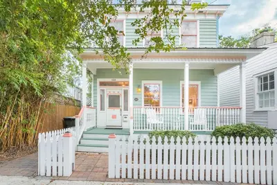Restez avec Lucky Savannah: Cottage sur deux niveaux avec véranda privée, parking facile!