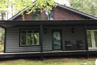 Image de Grey Fox Cabin - Une escapade privée et acceptant les animaux domestiques - à 20 minutes du centre-ville