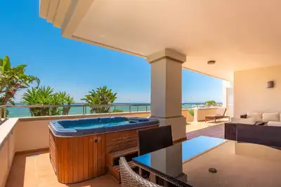Image de 102 Luxury Serv Apart-Estepona 3 chambres, 28c Piscine chauffée de 20 m, jacuzzi - un oasis
