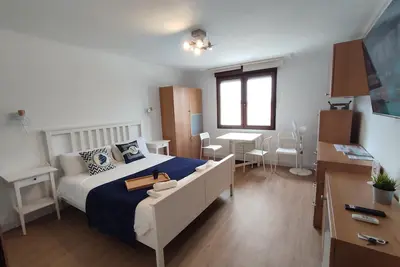 Image de Studio avec parking à la porte et Wifi.