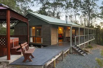 Image de Cabane en rondins romantique ou cabine familiale. 3 chambres à coucher. Spa et bain à remous. Superbes vues.