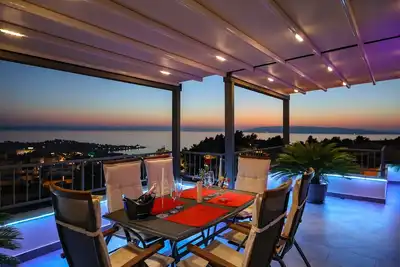 Image de Penthouse avec commodités haut de gamme, et vue sur la mer pour 6pers. à Makarska