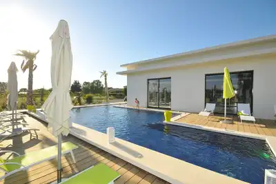 Image de Villa d'architecte avec patio intérieur sans vis a vis sur 4000m2 de terrain.