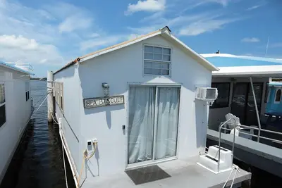 Image de Waterfront Sunset View dans le Aqua Villa Sea Biscuit @ Mangrove Resort Llc