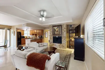 Image de Condo pour chiens et rénové avec piscine commune, bain à remous et tennis