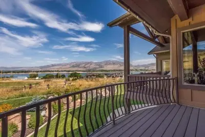 Image de Vue dégagée sur le lac! 10 minutes de Snowbasin, 16 couchages, des commodités à gogo!