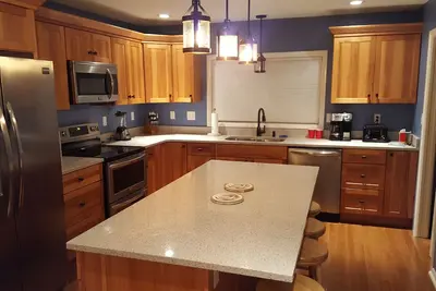 Image de Récemment rénové en 2017/2018! Grand terrain de 2 acres. Beaucoup de stationnement! A Ac!