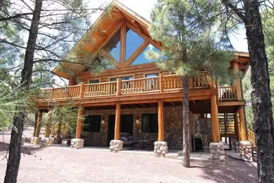 Image de Cabane en rondins rustique dans les pins, 4 chambres + mezzanine, 3 salles de bain, à côté de la forêt