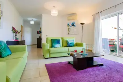 Image de Bel appartement de 2 chambres avec balcon. Wifi gratuit et télévision britannique.
