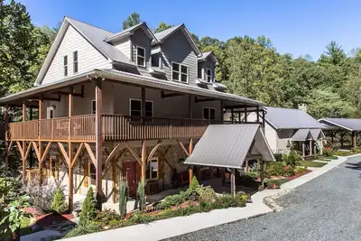 Image de Great Mountain Getaway surplombant la rivière Roaring dans une propriété viticole