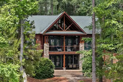 Image de Elégante maison en bois rond sur le lac principal - ponton, kayaks, four à pizza