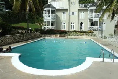 Image de Chill On Tha Hill 'donnant sur la ville d'Ocho Rios.