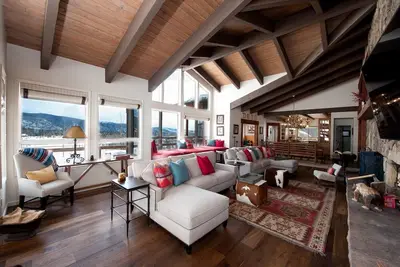 Image de Incroyable maison de luxe - Vues / Hot Tub / Fire Pit / Ping Pong - 3 miles to Purg