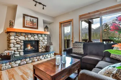 Image de Vue sur les montagnes spectaculaires dans Luxueux Rundle Cliffs Lodge - Spring Creek