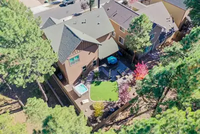 Image de Élégant et confortable avec bain à remous près de Nau, centre-ville, parcs, avec climatisation, grande cour.