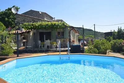 Image de Maison de vacances paisible avec piscine