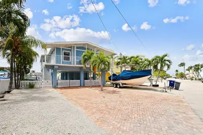 Image de Nouvelle Liste! Dog friendly home sur le canal large avec une vue imprenable sur l'eau!