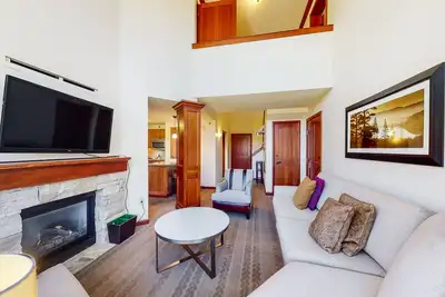 Image de Nouvelle Liste! Magnifique condo avec accès à la piscine et au bain à remous communs, skis aux pieds!