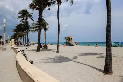 Image de Charmant condo au bord de l'eau avec patio -1/2 pâté de maisons de Hollywood Beach