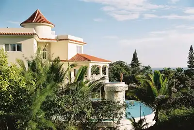 Image de Bentley Villa Vue imprenable / Piscine à débordement / Cinéma / Gym / Cascade / Île / Personnel