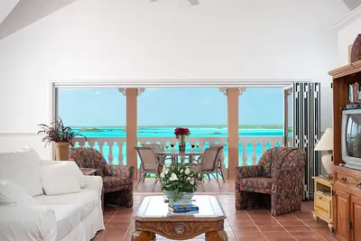 Image de 2 acres Waterfront Estate (vues incroyables)