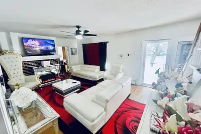 Image de ! ! maison haut de gamme dans un quartier calme! Vous avez la maison entière pour vous