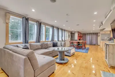 Image de ★ Family Friendly ★ Creek-Front Retreat w / Hot Tub, A / C - Promotions d'hiver