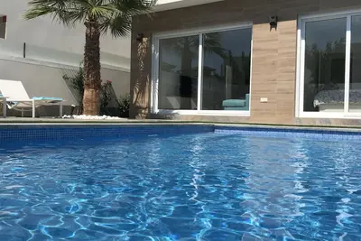Image de Villa neuve contemporaine avec piscine privée et proche des plages