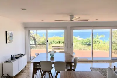 Image de Maison de plage familiale confortable et entièrement rénovée avec vue sur l'océan et à pied de beac