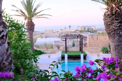 Image de Ferme rustique avec piscine privée et jardin arboré avec vue sur la mer